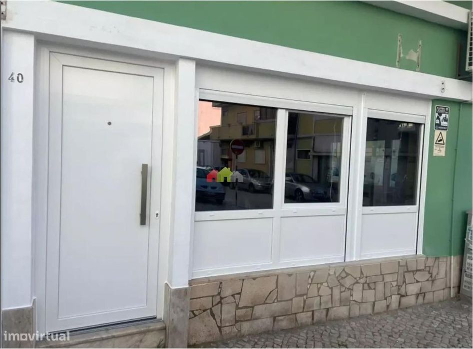 A Estrear – Loja transformada em T1, no centro do Barreiro
