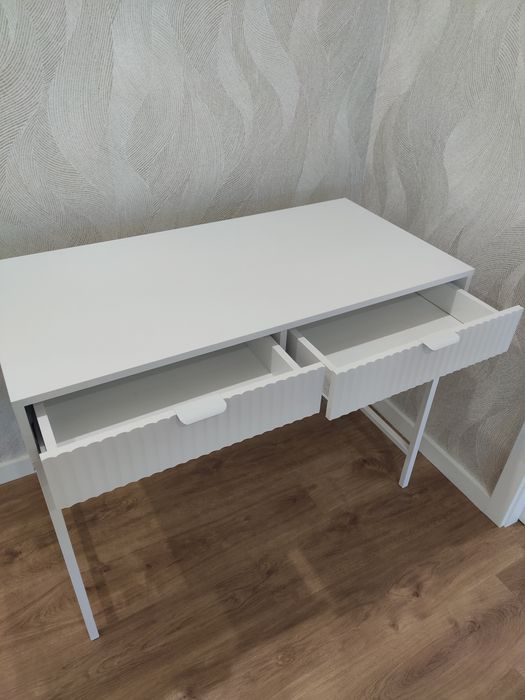 Consola MDF lacado branco brilho com duas gavetas e pernas metal