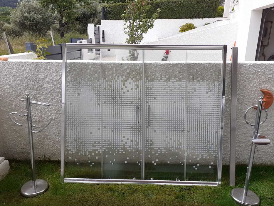 Frontal e toalheiros de casa de banho, em muito bom estado.