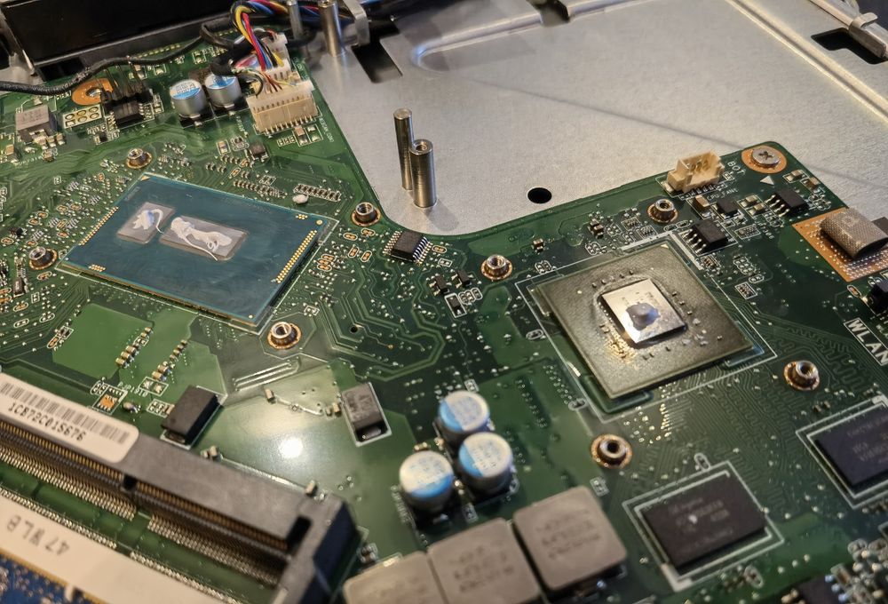 Komputer AiO ASUS ET2323I i3-5010U/4GB/1TB/DVD-RW/Win10/FHD