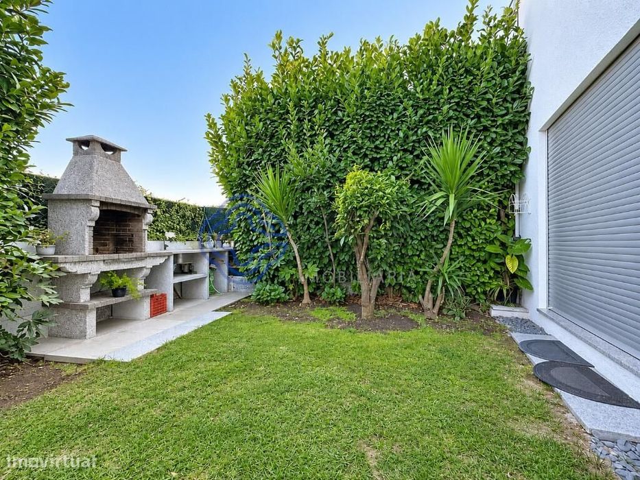Moradia T2 completamente renovada, com terraço e jardim, a menos de 5