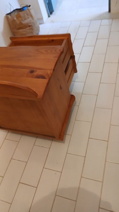 Mesa de cabeceira em madeira do gato preto.