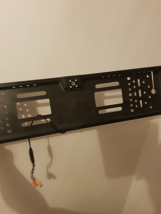 Kamera cofania w ramce  tablicy rejestracyjnej