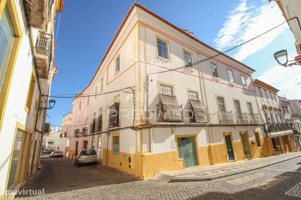 Moradia Típica no Centro Histórico com Dois Pisos