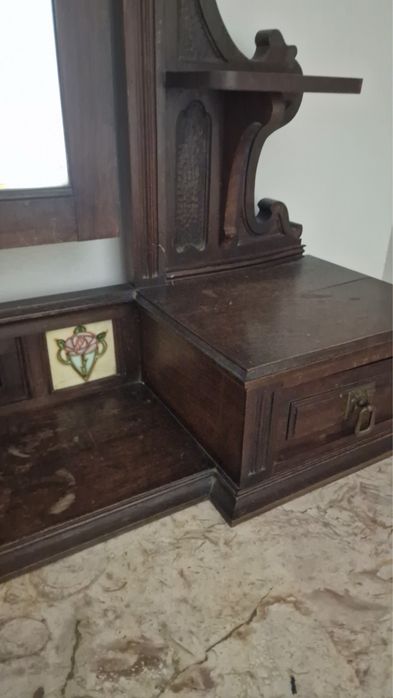 Quarto clássico, cama, cómoda e mesas de cabeceira