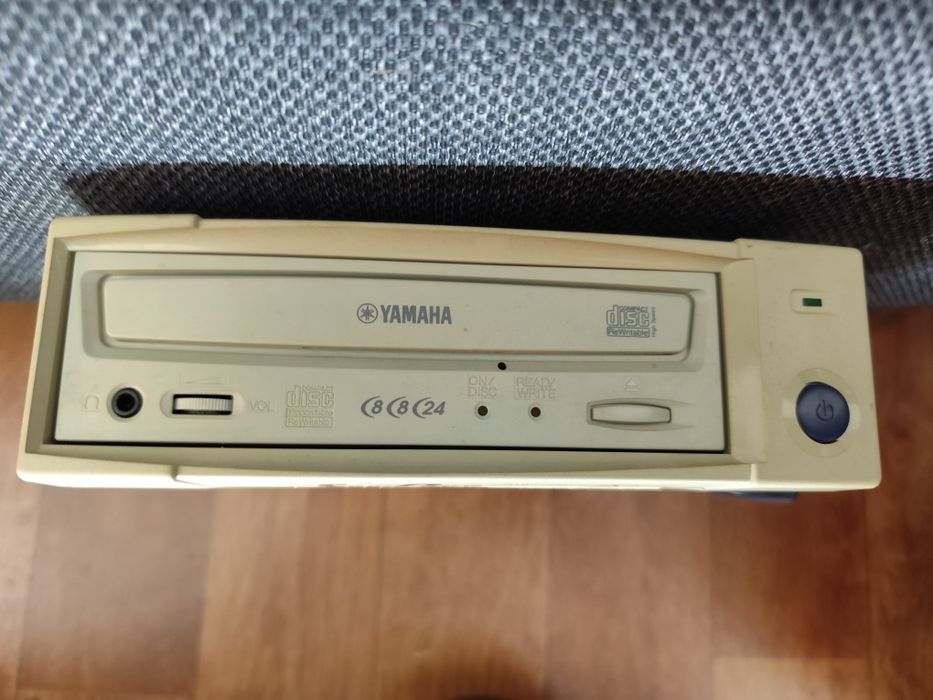 Nagrywarka Yamaha CRW 8824