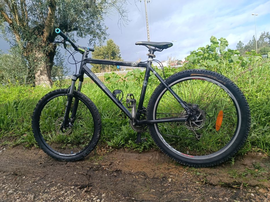 B'Twin Rockrider 8.1 - Suspensão RockShox - Pneus Novos