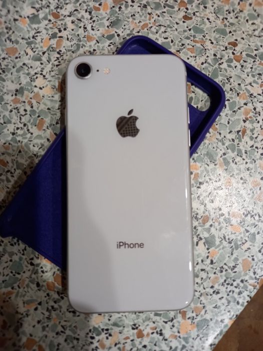 Продам iPhone 8