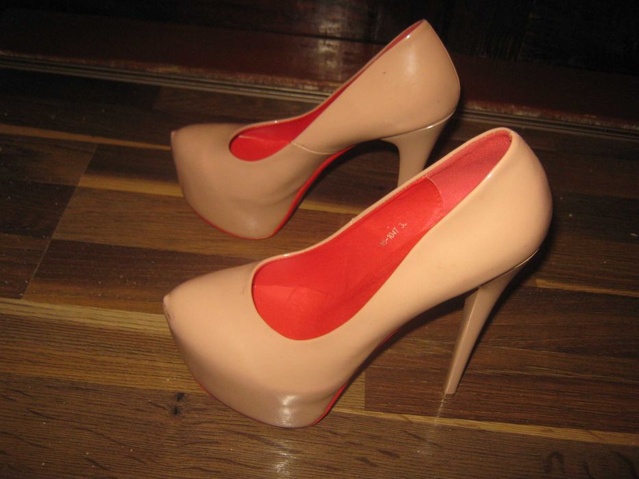 Стрипы,размер 38,в хорошем состоянии.Кожа.