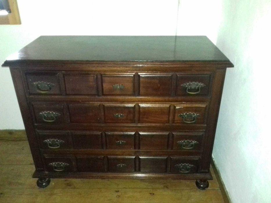 Móvel em mogno maciço.