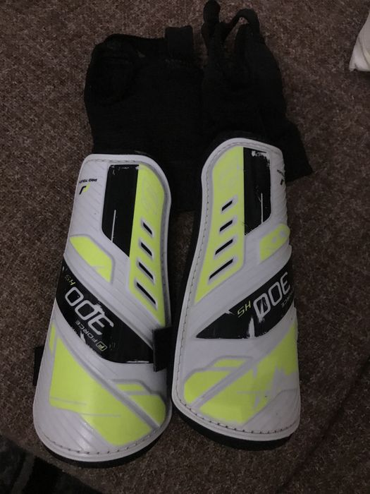 Захисні футбольгі щитки