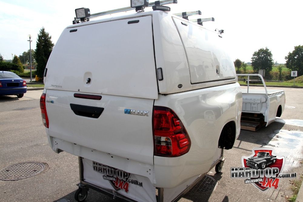 Zabudowa Toyota Hilux 2015 przemysłowa klapy boczne Truckman LED