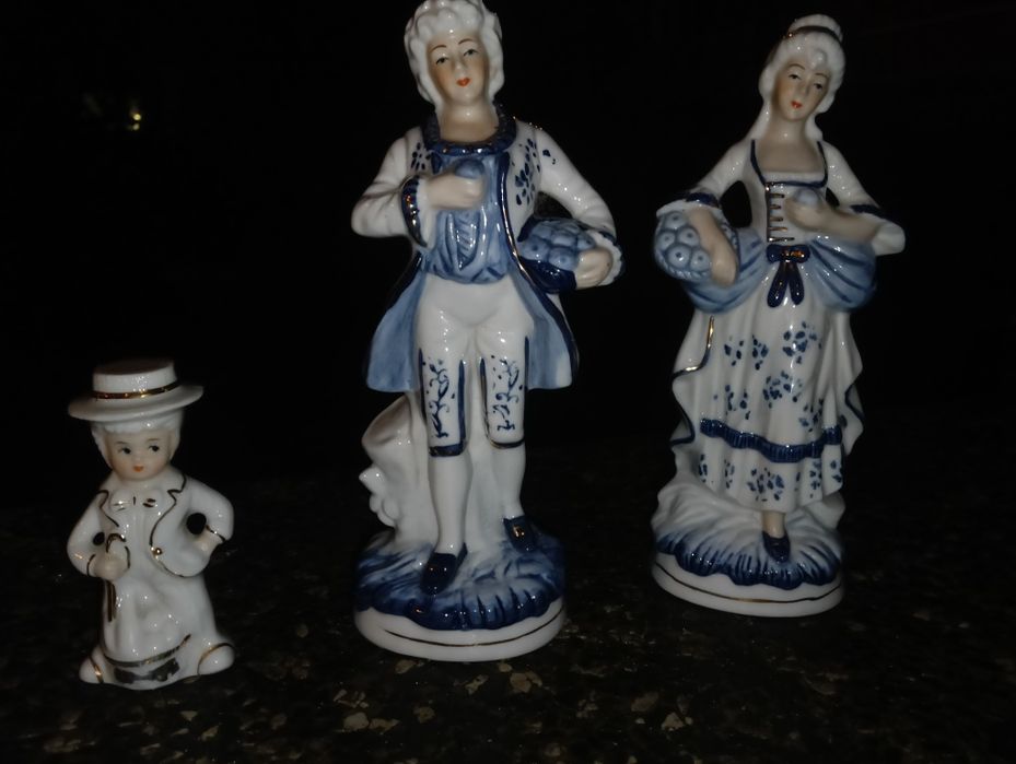 Niebiesko-białe figurki porcelanowe 3 sztuki