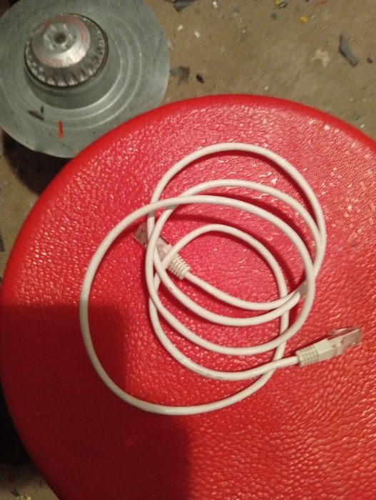 Jeden kabelek HDMI a drugi jak widać na zdjęciu