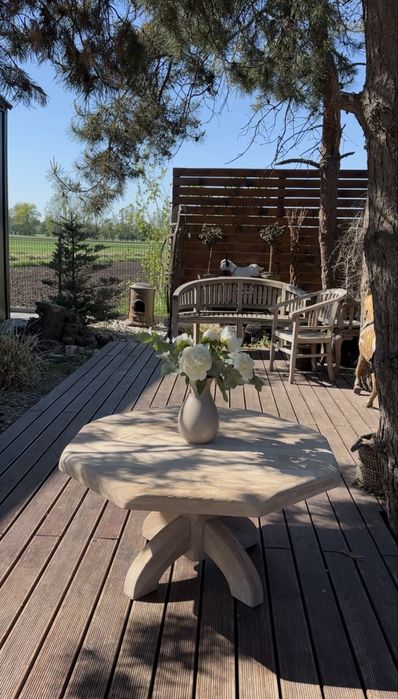 Masywny osmiokątny stolik kawowy z litego dębu