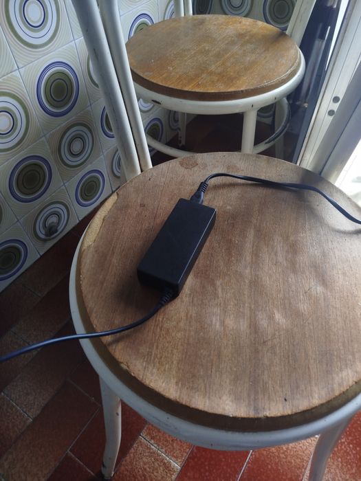 Vendo este computador pequeno a trabalhar junto vai a mala