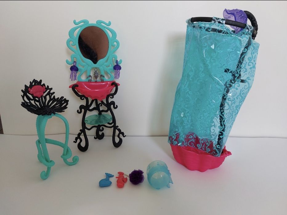 Меблі Барбі та монстер хай