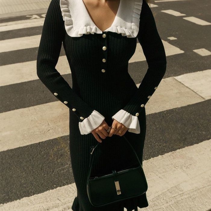 Елегантна міді сукня з декоративними гудзиками