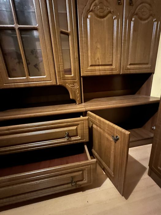 Стінка з креденсом та шафою 230 висота/48глибина /271ширина