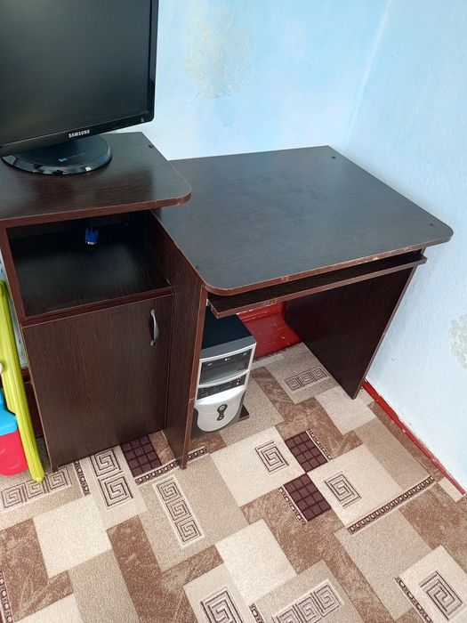 Стіл комп'ютерний