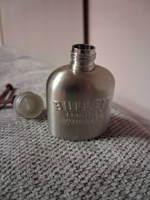 Фляга-брелок для віскі бренду Bulleit Frontier Whiskey.