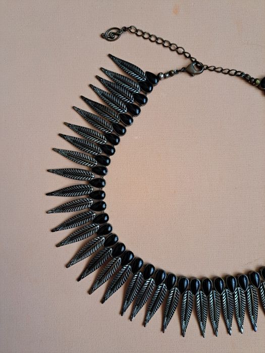 Colar Elegante com Detalhes Folheados e Contas Pretas