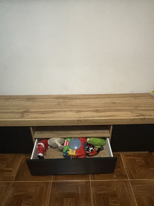 Móvel de sala castanho e preto