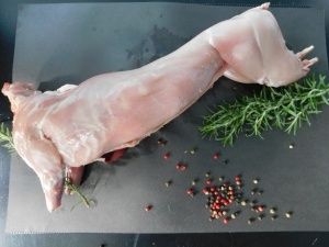 Świeża tuszka królika