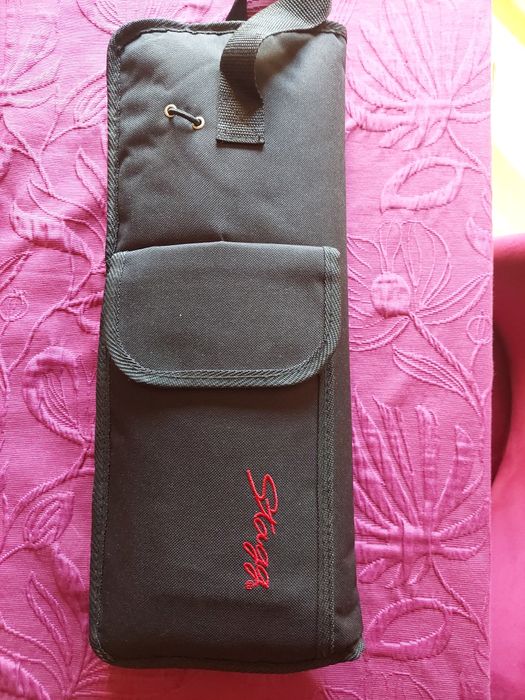 Estojo com baquetas e vassouras incluído.