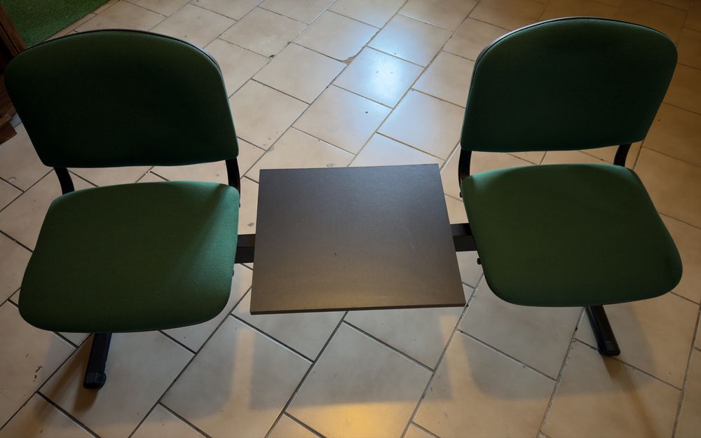 Cadeiras de sala de espera com mesa central
