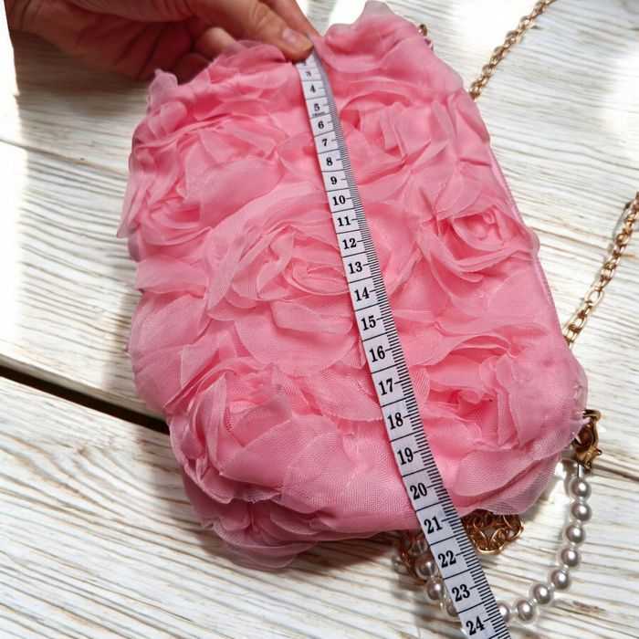 Cudna różowa torebka wizytowa na łańcuszku z perłowym uchwytem