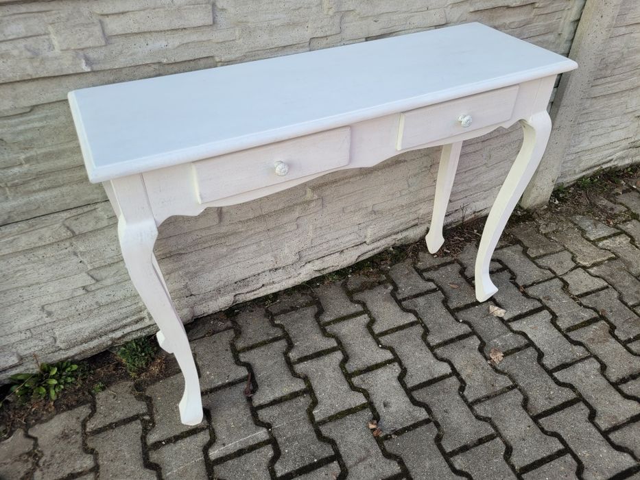 Elegancki  stolik-konsolka.