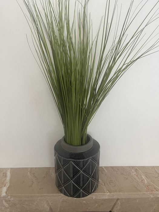 Jarra Cinza com planta artificial