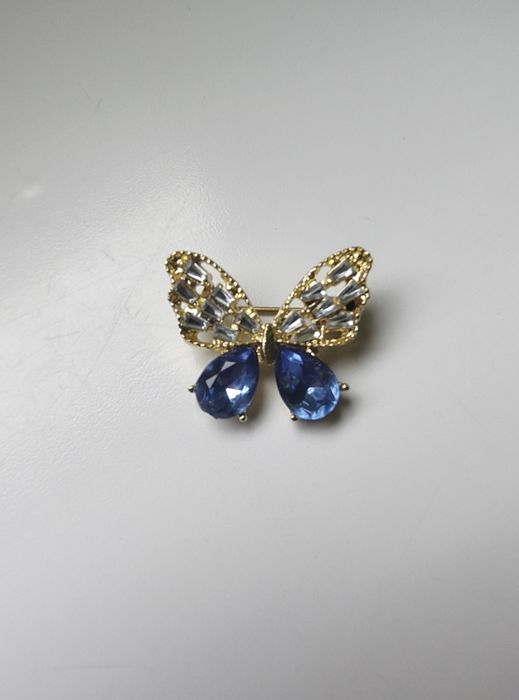 złota broszka niebieski motylek vintage