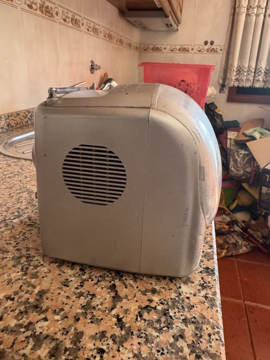 Vendo mini televisão portátil com rádio AM/FM