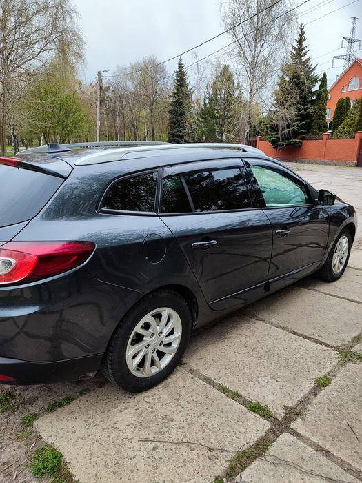 Продам семейный автомобиль меган3