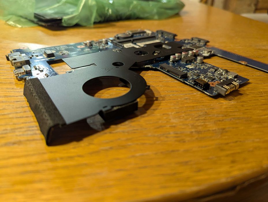 Części HP 15-r091sw (Płyta, Matryca, Touchpad, wifi, głośniki)