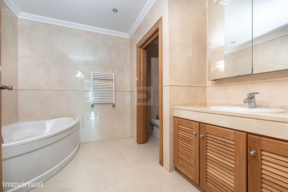 T5 Espaçoso com 242 m², Garagem Box e Elevador – Zona do Bonfim, Setúb