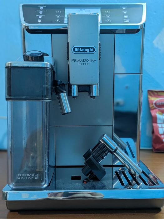 Кавомашина DeLonghi PrimaDonna Elite.