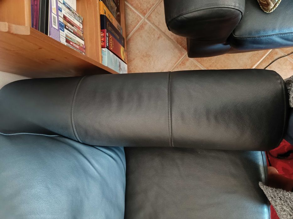 3 sofás em pele.