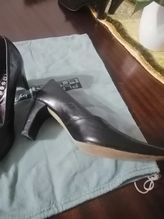 Sapatos em pele.  Cor preta e castanha tam. 37