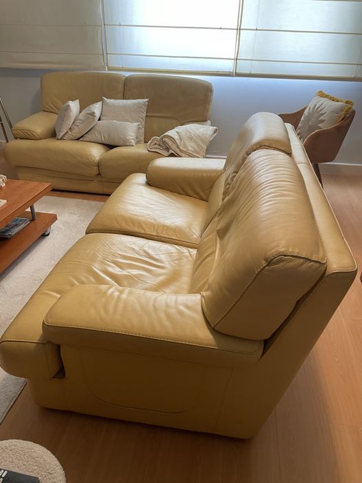 Sofás em pele de cor amarela