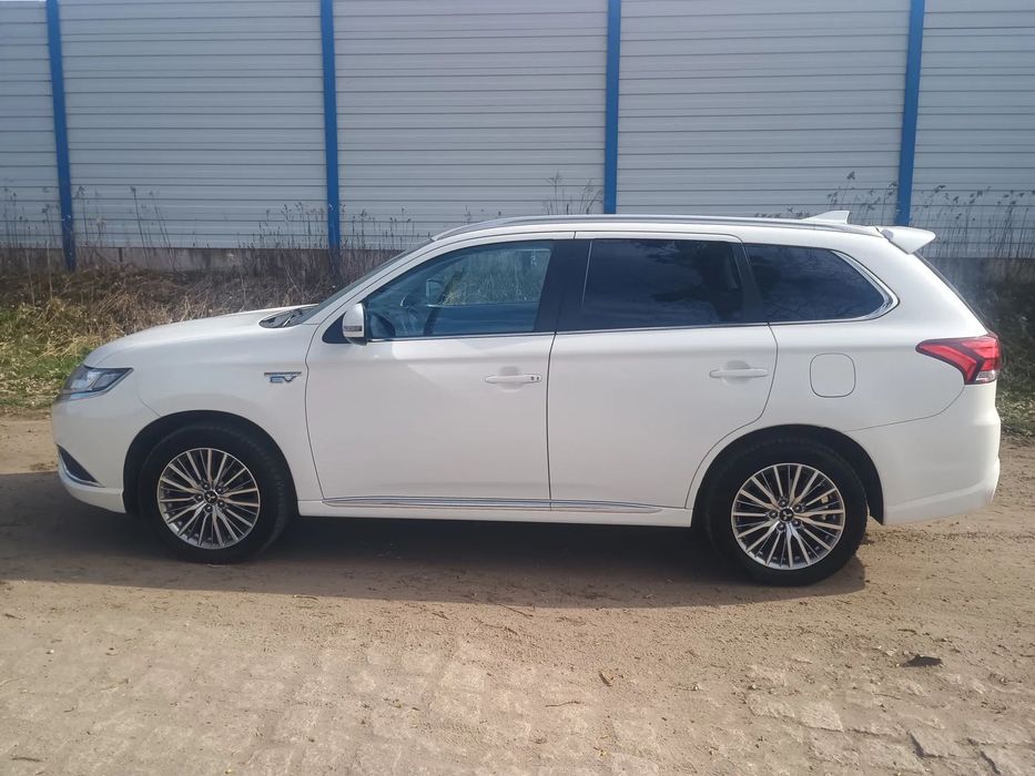 Mitsubishi Outlander 4x4 , PHEH, stan idealny, hak.
