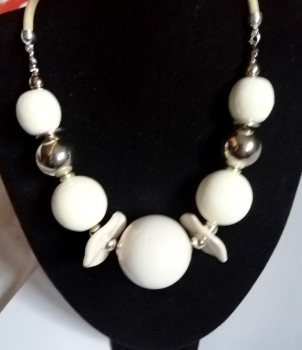 Biała porcelana w srebrnej oprawie, efektowny naszyjnik
