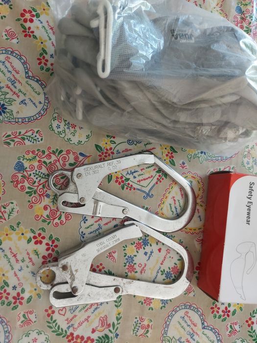 Material de segurança  2 mosquetãos grandes  5 pares de luvas e 1 0cu