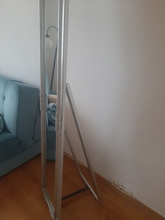 Lustro stojące w ozdobnej ramie