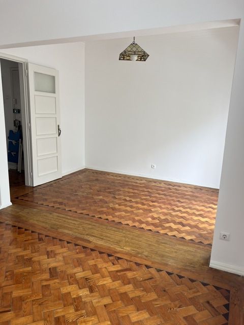 T2+1 renovado transformado em T1+1 grande- centro Amadora- 5 min a pé da estação