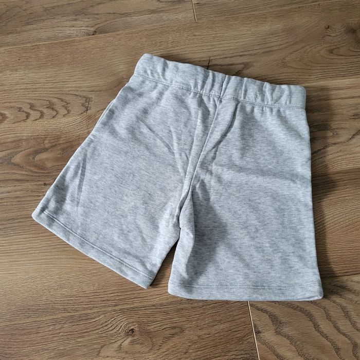 Nowe krótkie spodenki chłopięce r.128 H&M