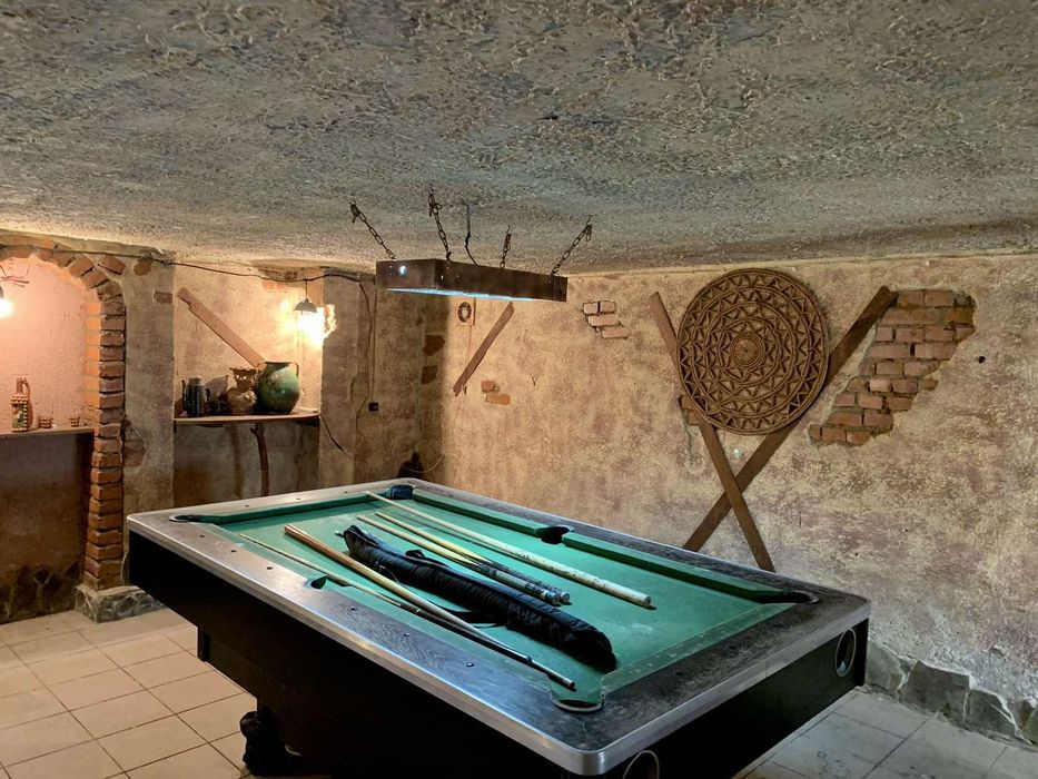 Будівля бувшого магазину з складськими приміщеннями