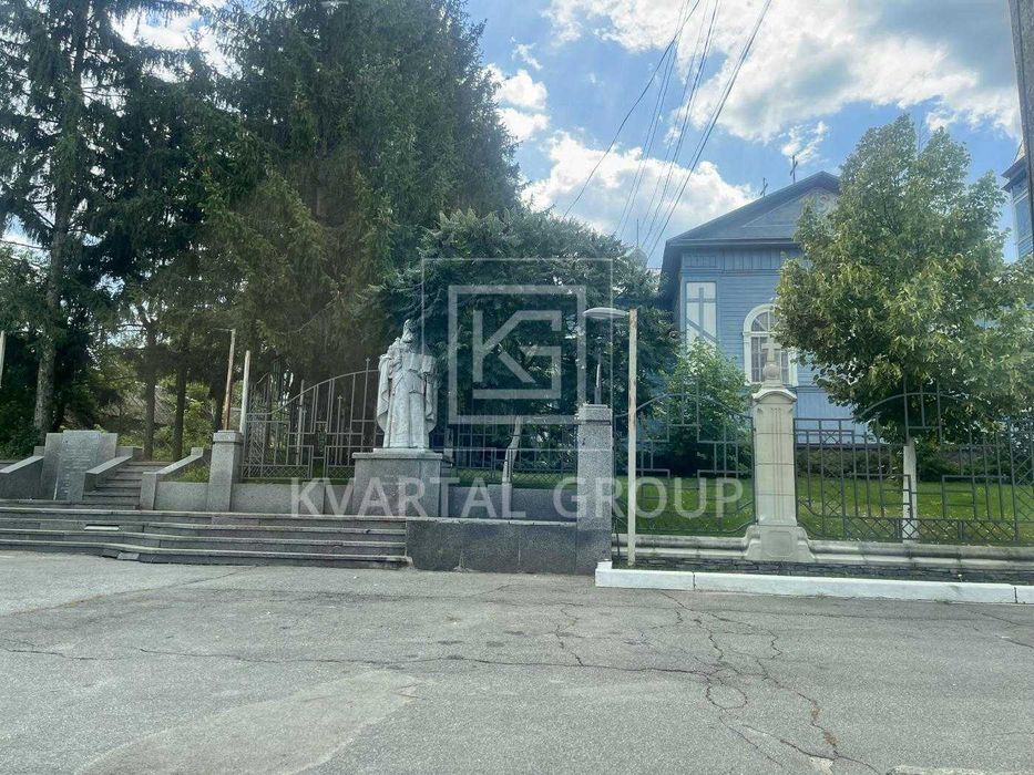 Продається велика та унікальна земельна ділянка в самому центрі